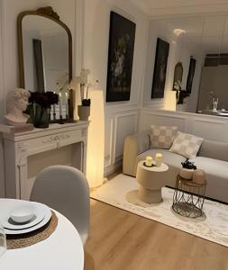 ein Wohnzimmer mit Sofa und Tisch in der Unterkunft Charming Apartment in Saint-Gilles, Brussels, Perfect Getaway in Brüssel + 1 Foto