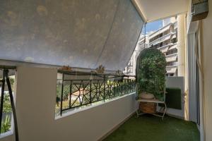 een balkon met een stoel en een raam bij Olympus Grand Retreat with Jacuzzi in Athene