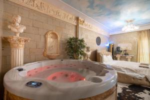 een groot bad in een kamer met een bed bij Olympus Grand Retreat with Jacuzzi in Athene +100 foto's