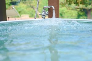 a bath tub with water coming out of a faucet at Omorica Kasumigaura - ペットOK! サウナ BBQ ピザ窯完備 貸切一軒家 - 最大7名宿泊可能 in Tabuse