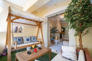 een woonkamer met een bed en een tafel bij Olympus Grand Retreat with Jacuzzi in Athene