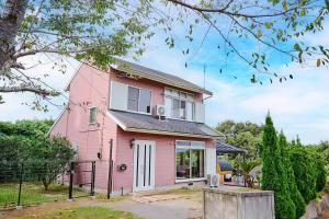 a pink house with at Omorica Kasumigaura - ペットOK! サウナ BBQ ピザ窯完備 貸切一軒家 - 最大7名宿泊可能 in Tabuse