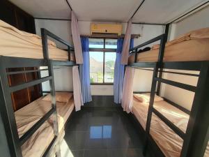 Ένα ή περισσότερα κρεβάτια σε δωμάτιο στο Fip's Inn Hostel Thakhek