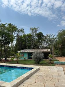una casa con una piscina di fronte di Chácara recanto do lazer a Pirenópolis