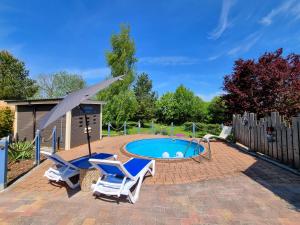 Swimmingpoolen hos eller tæt på Ferienwohnung Ackerblick auf Ferienhof in Schwartbuck
