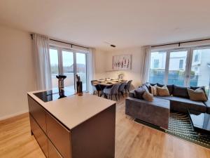 ein Wohnzimmer mit Sofa und Tisch in der Unterkunft Ferienwohnung "Seeräuber" in Schönberg-Kalifornien in Kalifornien