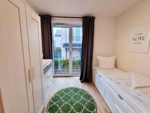 ein kleines Schlafzimmer mit einem Bett und einem Fenster in der Unterkunft Ferienwohnung "Seeräuber" in Schönberg-Kalifornien in Kalifornien