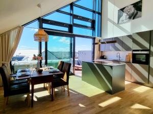 a dining room with a table and a large window at Ferienwohnung "Himmel und Meer" 1 Reihe in Kalifornien in Kalifornien