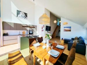 a dining room and living room with a wooden table at Ferienwohnung "Himmel und Meer" 1 Reihe in Kalifornien in Kalifornien +12 photos