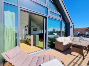a patio with a table and chairs and glass doors at Ferienwohnung "Himmel und Meer" 1 Reihe in Kalifornien in Kalifornien