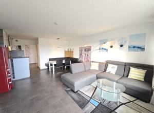 ブラズィリアンにあるFerienwohnung "Deichwind" in Holm an der Ostseeのソファとテーブルのあるリビングルーム