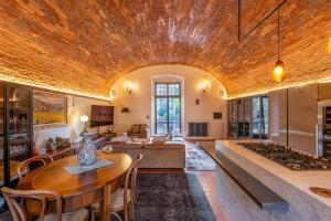 duży salon z drewnianym sufitem w obiekcie Villa Posticcia Nuova- Luxury & Privacy in Tuscany w mieście Laterina