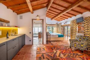 kuchnia i sypialnia z łóżkiem w pokoju w obiekcie Villa Posticcia Nuova- Luxury & Privacy in Tuscany w mieście Laterina +55 zdjęć