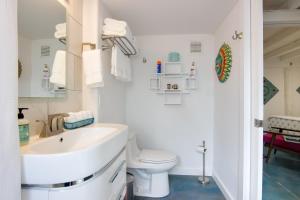 Ένα μπάνιο στο Sunny, Waterfront Rio Hondo Studio with Shared Perks +16 φωτογραφίες