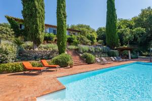 basen z dwoma krzesłami i dom w obiekcie Villa Posticcia Nuova- Luxury & Privacy in Tuscany w mieście Laterina