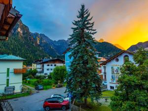 a christmas tree in the middle of a town at Casa Bagatin in Santo Stefano di Cadore