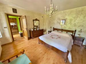 een slaapkamer met een bed, een ladekast en een spiegel bij Casa Bagatin in Santo Stefano di Cadore