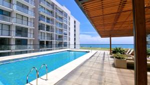 a swimming pool in a building with a view of the ocean at Habitación Suite Cerca al Mar - Santa Marta in Santa Marta +11 photos