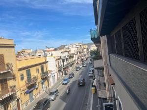 - une vue sur une rue de la ville avec des voitures et des bâtiments dans l'établissement Suite del Corso, à Ficarazzi