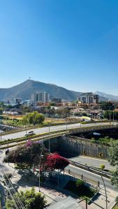 科恰班巴Valley Wasi Hostel的享有城市与高速公路和建筑的景色