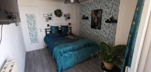 En eller flere senge i et værelse på Appartement splendide vue mer