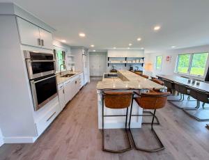 Η κουζίνα ή μικρή κουζίνα στο 9FR Renovated home with beautiful views, large yard, dogs welcome!