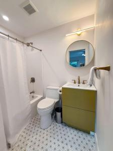 Ένα μπάνιο στο 9FR Renovated home with beautiful views, large yard, dogs welcome! +45 φωτογραφίες