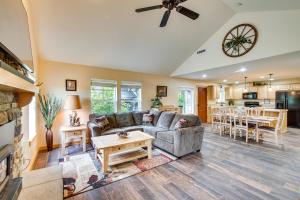 RonaldにあるCozy Ronald Retreat with Community Amenities!のギャラリーの写真