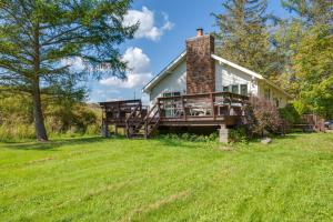 Taman di luar Hunter Hideaway with Yard and Deck 3 Mi to Ski Slopes