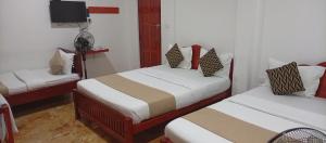 a room with two beds and a tv in it at Golden View Guest Ella in Ella