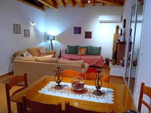 Ruang duduk di Anna's Village House in Tsintzina +20 gambar