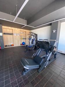 Un gimnasio con equipo cardiovascular en una habitación. en Rinconcito cafetero apto con Gym, Piscina y Wi-Fii, en Pereira