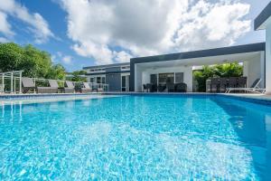 Kolam renang di atau dekat dengan AC in Living Room, Infinity, Pool Luxury
