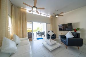 Televisyen dan/atau pusat hiburan di AC in Living Room, Infinity, Pool Luxury