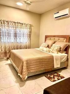 a bedroom with a large bed and a window at La Cautiva, Casa de descanso in Paraguarí
