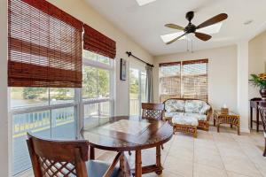 Ruang duduk di Swann Cove --- 36974 Trout Terrace N