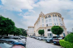 広州市にある广州维福顿白宫酒店の前に車が駐車されている大きな建物 +17枚の写真