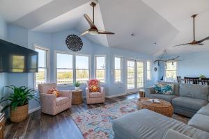 Χώρος καθιστικού στο C9431 Sea Stars - Canalfront, 4X4 Area, Boat Ramp, Dock!