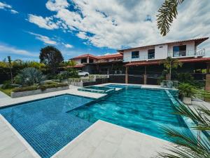 una piscina frente a una casa en Antara Resort, en Alcalá