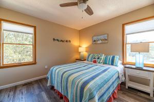 Ένα ή περισσότερα κρεβάτια σε δωμάτιο στο C9431 Sea Stars - Canalfront, 4X4 Area, Boat Ramp, Dock!
