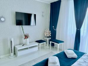 a bedroom with a bed and a tv on the wall at Edmay Byrelax in Sighetu Marmaţiei