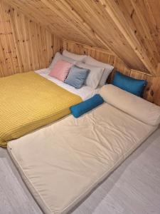 Ένα ή περισσότερα κρεβάτια σε δωμάτιο στο 산아래