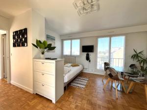 Ένα ή περισσότερα κρεβάτια σε δωμάτιο στο Le Nid du Roi - Appartement 3 Étoiles - Terrasse - Ascenseur