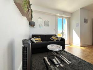 Χώρος καθιστικού στο Le Nid du Roi - Appartement 3 Étoiles - Terrasse - Ascenseur