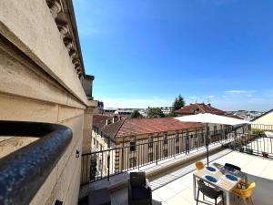 Μπαλκόνι ή βεράντα στο Le Nid du Roi - Appartement 3 Étoiles - Terrasse - Ascenseur +30 φωτογραφίες