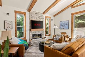 ein Wohnzimmer mit Couch und Kamin in der Unterkunft 2 Homes Sleeps 22 Sauna Hot Tub Fire Pit in Government Camp + 91 Fotos