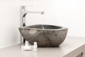 ein Waschbecken im Bad mit einem Wasserhahn in der Unterkunft Casa Vespri apartments A & B in Mailand + 37 Fotos