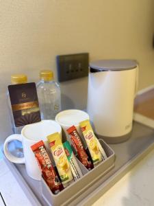 un vassoio con dentifricio e una tazza di caffè su un bancone di Star Hotel Pattaya a Centro di Pattaya Altre 26 foto