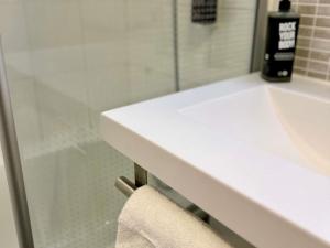 シャス・シュル・ローヌにあるIBIS Lyon Sud Chasse Sur Rhôneの白い洗面台と鏡のあるバスルーム +48枚の写真