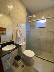 un bagno con wc, doccia e lavandino di Tolentino - Casa de Praia a Santa Cruz Cabrália